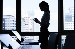 shutterstock_woman computer